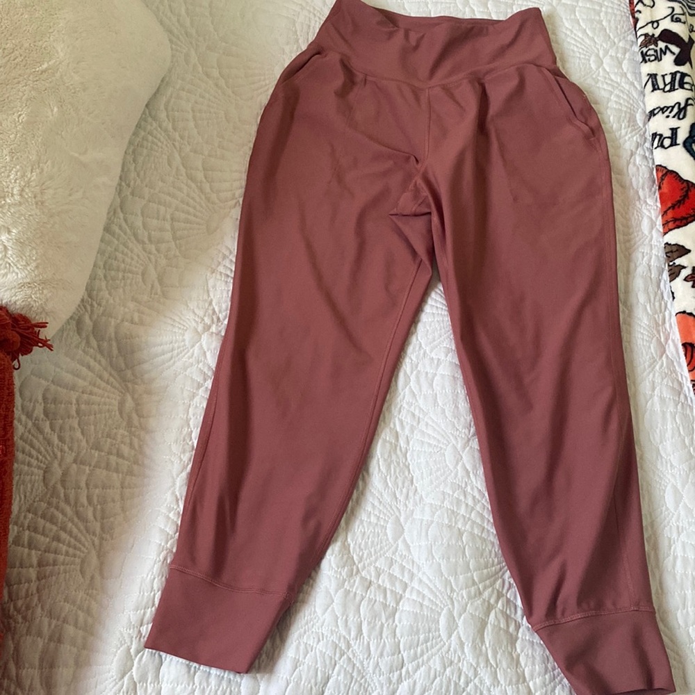 Smooth athletic leggings with pockets from Old Navy.